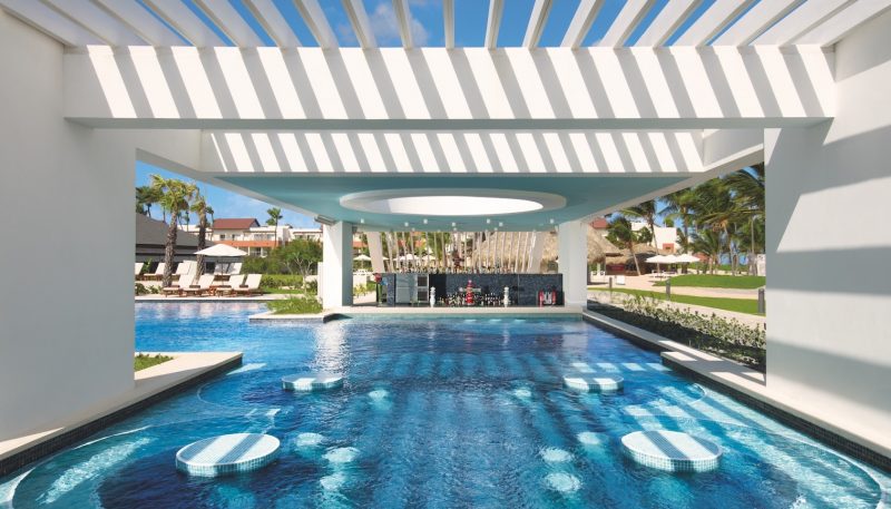 NOOPC_PC_AdultsOnlyPool_SwimUpBar_1A