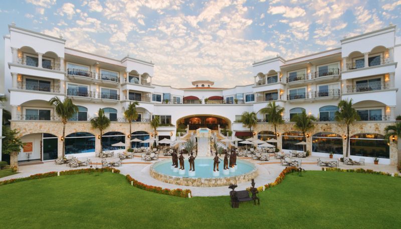 Hilton-Playa-Del-Carmen-Mariachis-Grand-Lawn-2 (1)