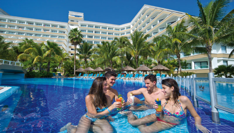 TZresort-riucaribepooldrinks-mexico